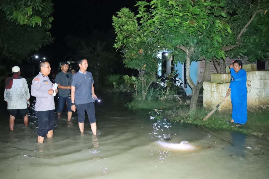 Kapolres Bojonegoro AKBP Mario Prahatinto meninjau di Desa Ngulanan Kecamatan Dander Kabupaten Bojonegoro, Minggu 10 Maret 2024 malam.(Foto: dok. Polres bojonegoro)