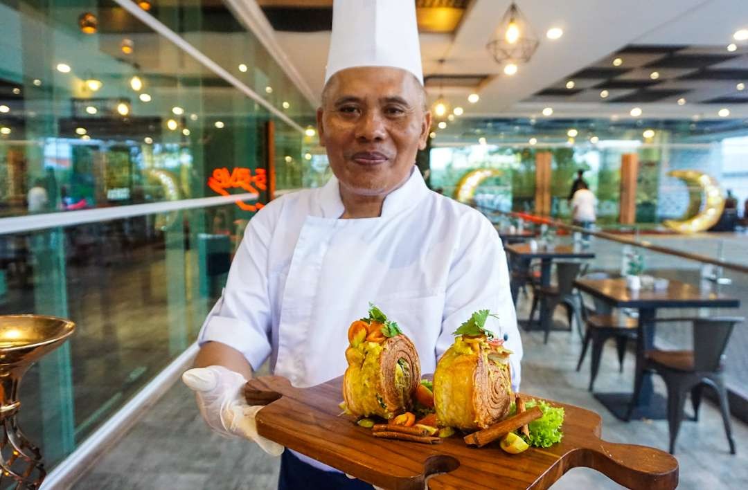 Chef Suherman saat menunjukkan Cromboloni Chicken Libanese sebagai takjil berbuka puasa. (Foto: Aini Arifin/Ngopibareng.id)