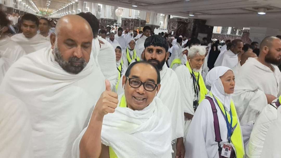 Chief Executive Officer (CEO) ngopibareng.id Arif Afandi, saat umroh bersama jamaah Dewan Masjid Indonesia (DMI) Kota Surabaya. (Foto: Arif Afandi/ngopibareng.id)