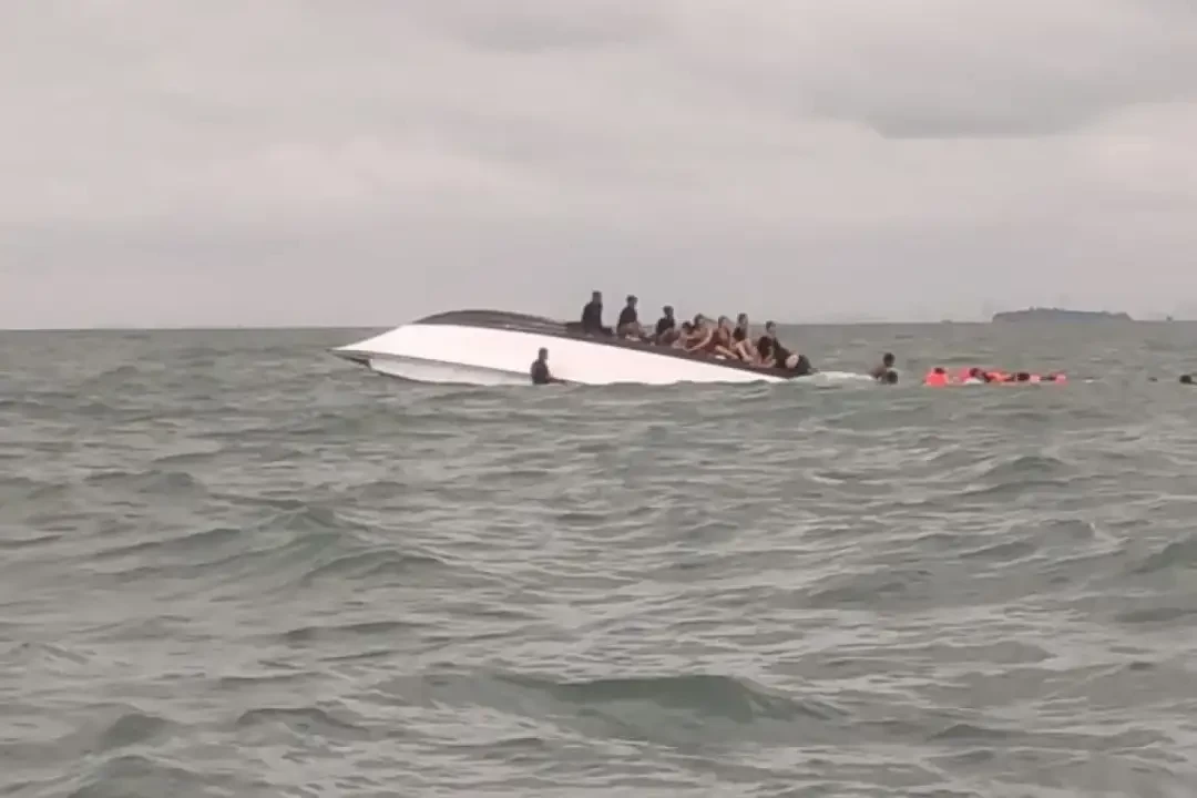 Kapal KM Parikudus yang membawa sekitar 30 penumpang, terbalik di Perairan Pulau Rambut, Kelurahan Pulau Untung Jawa, Kepulauan Seribu Selatan. (Foto: Dok Polres Kepulauan Seribu)