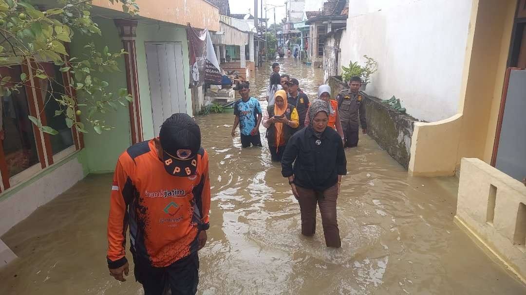 Sekda Bojonegoro, Nurul Azizah meninjau luapan Sungai Bengawan Solo. (Foto: Ahmad Sampurno/Ngopibareng.id)