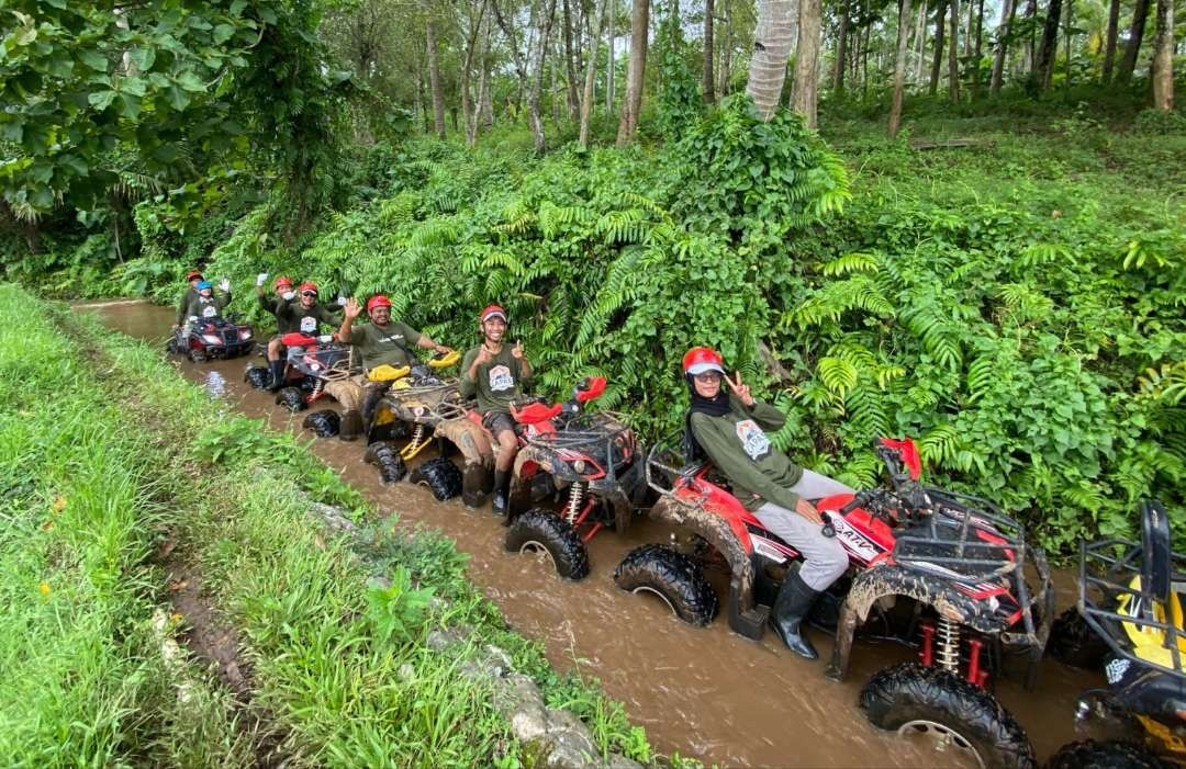 Salah satu trek ATV adalah menyusuri sungai yang airnya sangat menyegarkan (foto:istimewa)