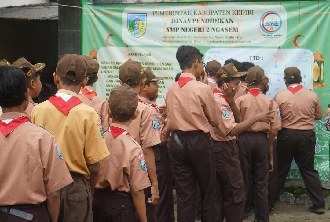 Ratusan ribu pelajar di Kabupaten Kediri serentak ikrar cegah kekerasan di sekolah. (Foto: Istimewa)