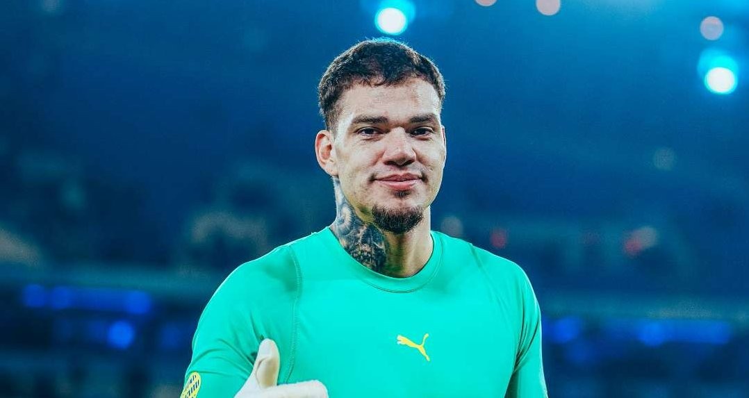 Ederson Moraes mengalami cedera usai melanggar Darwin Nunez di awal babak kedua