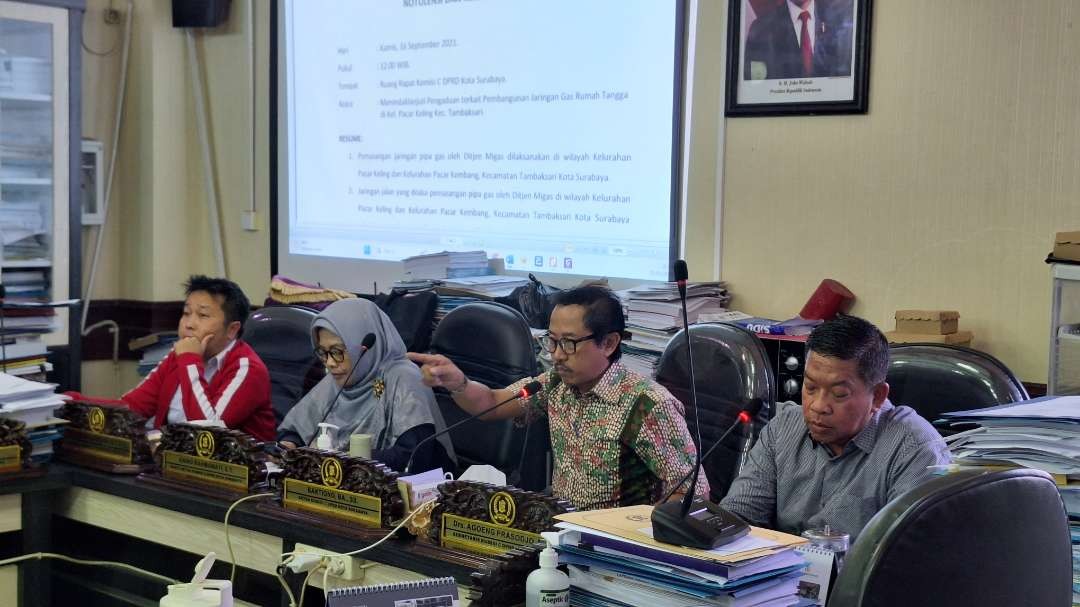 Ketua Komisi C DPRD Kota Surabaya sekaligus legislatif petahana enam periode Baktiono (berbaju batik), saat memimpin rapat dengar pendapat di ruang kerja Komisi C DPRD Kota Surabaya. (Foto: Julianus Palermo/Ngopibareng.id)