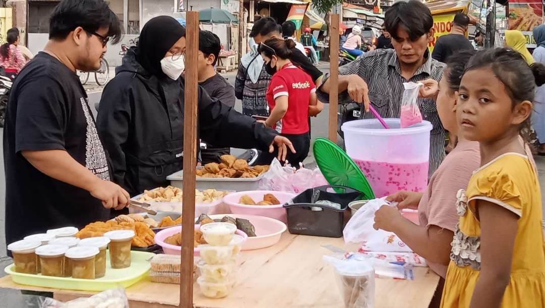 Pedagang takjil memanfaatkan momen puasa Ramadan untuk ngalap berkah. (Foto: Asmanu Sudarso/Ngopibareng.id)