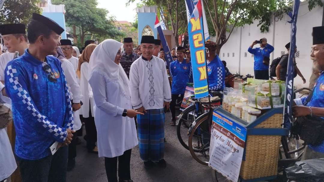 Bupati Banyuwangi Ipuk Fiestiandani melihat produk UMKM yang dijual anggota KSOK di Festival Ngerandu Buko. (Foto: Muh Hujaini/Ngopibareng.id)