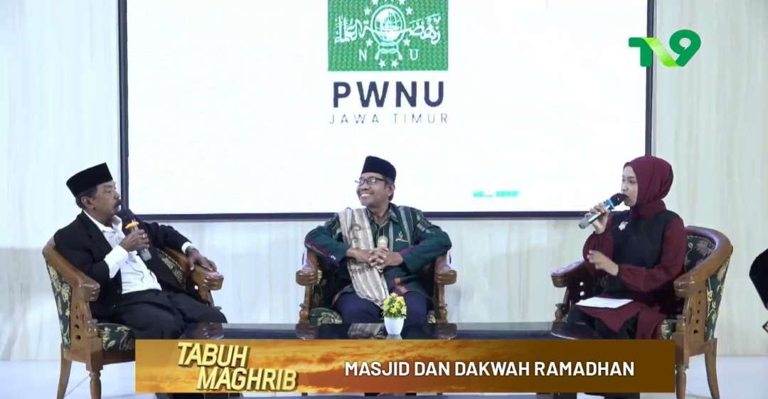 Ketua Lembaga Dakwah Nahdlatul Ulama (LDNU) PWNU Jatim KH Ilhamullah Sumarkhan dan Ketua Lembaga Takmir Masjid Nahdlatul Ulama (LTMNU) PWNU Jatim H Hizbul Wathon saat Tabuh Maghrib di PWNU Jatim. (Foto:adi/ngopibareng.id)