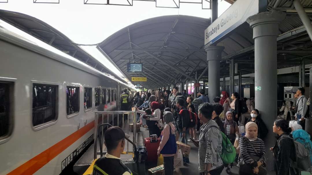 Animo masyarakat yang menggunakan moda transportasi kereta api, di Stasiun Gubeng Surabaya. (Foto: Humas KAI Daop 8 Surabaya)