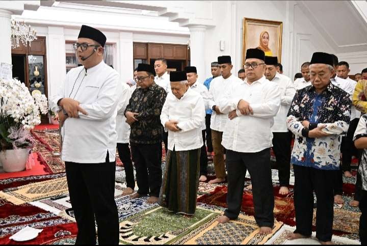 Wapres  KH Ma'ruf Amin salat tarawih bersama keluarga di rumah, bertindak selaku imam, salah satu menantunya Mohamad Sahid (Foto: Setwapres)