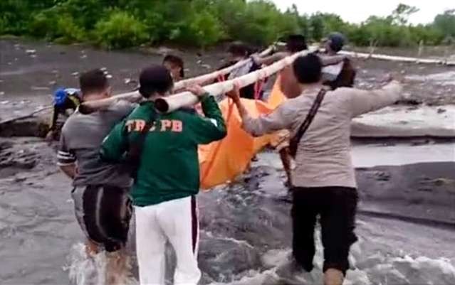 Anggota Polsek Besuki Situbondo, Jawa Timur, dibantu nelayan mengevakuasi mayat pria asal Probolinggo ditemukan di Pantai Besuki Situbondo. (Foto: Dokumentasi Polsek Besuki Situbondo)