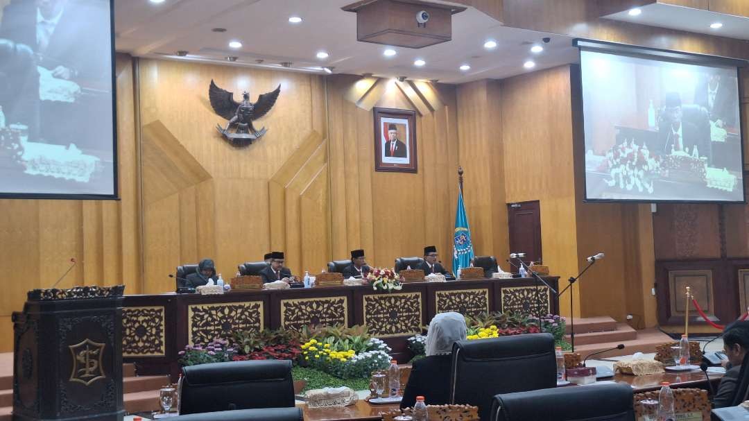 Suasana rapat paripurna DPRD Kota Surabaya, saat pimpinan DPRD Kota Surabaya memimpin jalannya rapat. (Foto: Julianus Palermo/Ngopibareng.id)