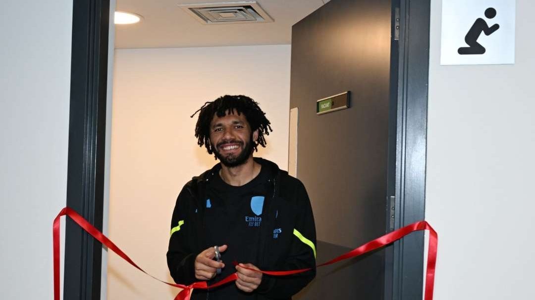 ElNenny gunting pita merah saat peresmian mushola Arsenal di Stadion Emirates. (Foto: X ElNenny)