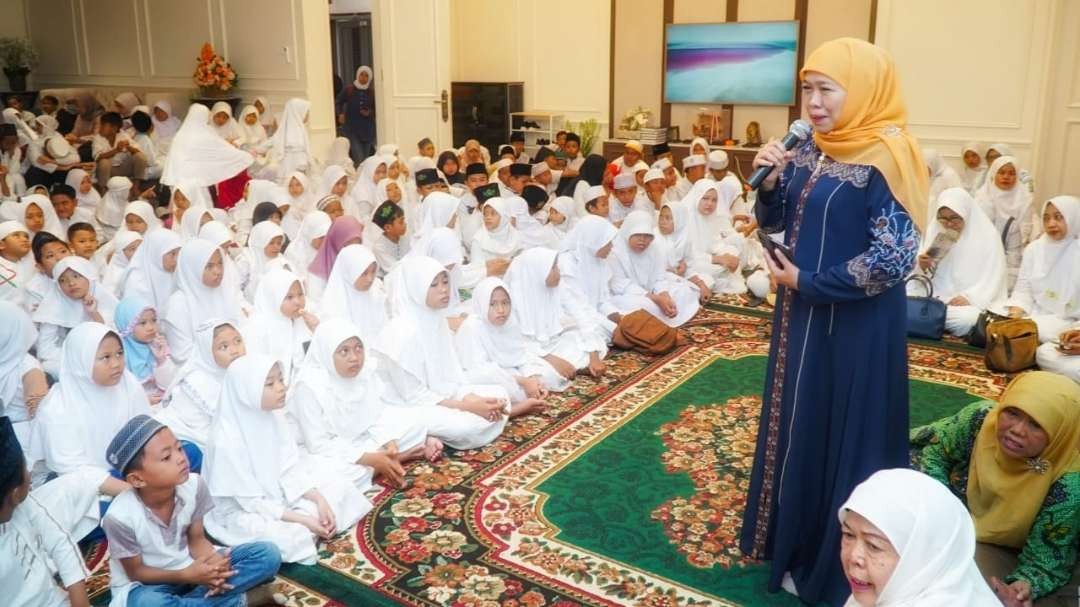 Ketua PP Muslimat NU, Khofifah Indar Parawansa saat mengajak anak yatim bersholawat bersama. (Foto: Istimewa)