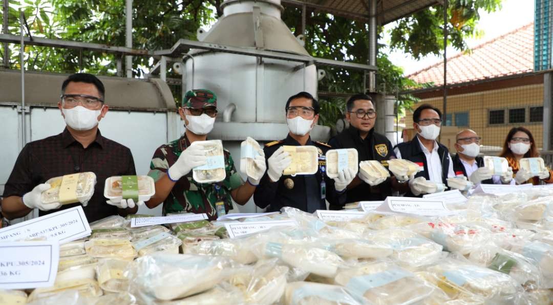 Badan Pengawas Obat dan Makanan (BPOM) dan Kantor Bea Cukai Soekarno Hatta memusnahkan sebanyak 1 ton Milk Bun asal Thailand Didik di Balai Karantina Hewan, Ikan, dan Tumbuhan Banten, Soekarno-Hatta, Jumat 8 Maret 2024. (Foto: dok. Bpom)