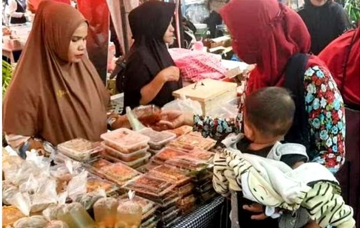 Warga berburu takjil, makanan dan minuman untuk berbuka puasa di Bazar Ramadan Bondowoo 2024. (Foto: Guido Saphan/Ngopubareng.id)