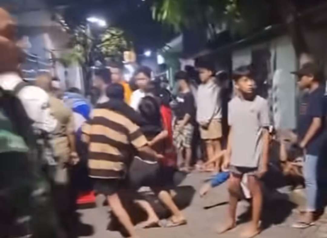 Tangkapan layar tiga remaja yang berhalusinasi diduga dicekoki kecubung oleh temannya di Krembangan. (Foto: Tangkapan Layar Sosmed)