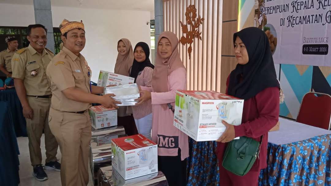 Penyerahan bantuan alat pembuatan kue kering kepada ibu-ibu kepala rumah tangga peserta pelatihan (foto : istimewa)