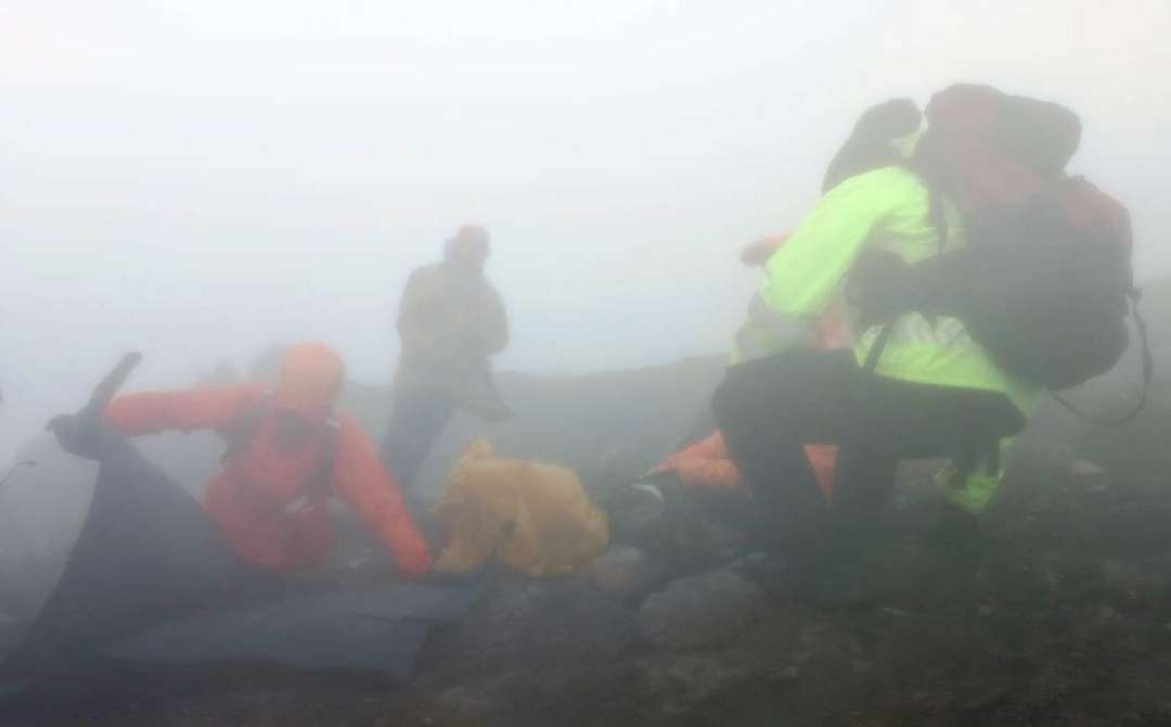 Proses evakuasi jenazah warga Semarang Barat yang ditemukan di puncak Gunung Agung. (Foto: Dok. Basarnas Bali)