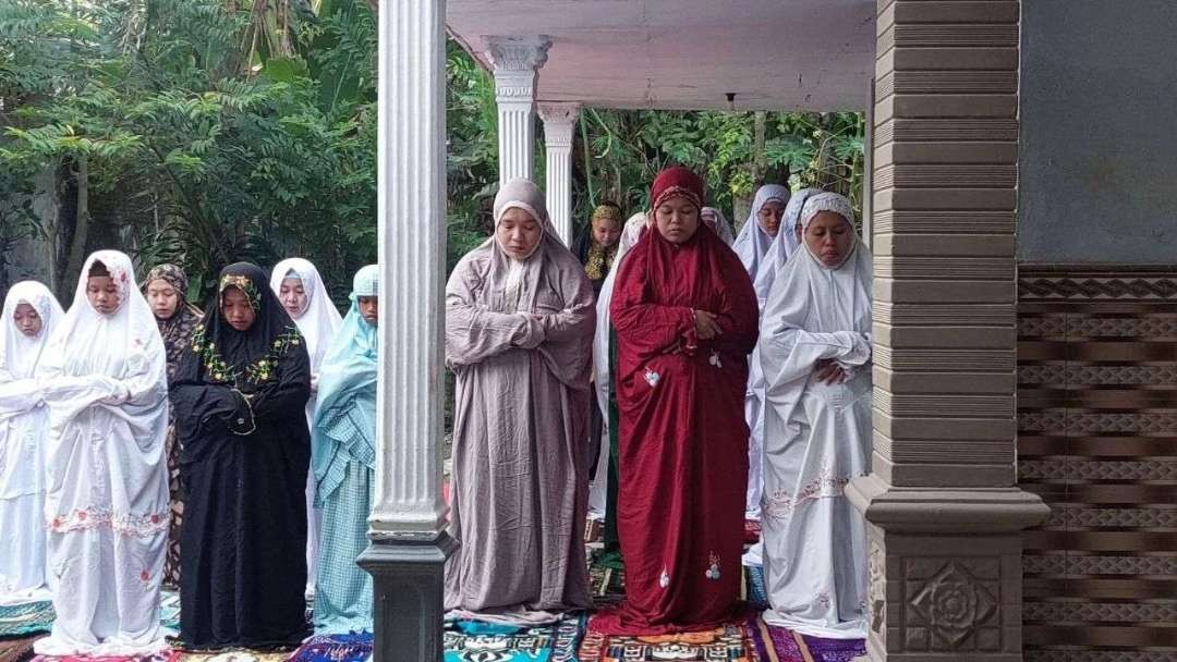 Ilustrasi Jemaah Aboge saat salat di Musholla Al Barokah, Desa/Kecamatan Leces, Kabupaten Probolinggo, Selasa, 12 Maret 2024. (Foto: Ikhsan Mahmudi/Ngopibareng.id)