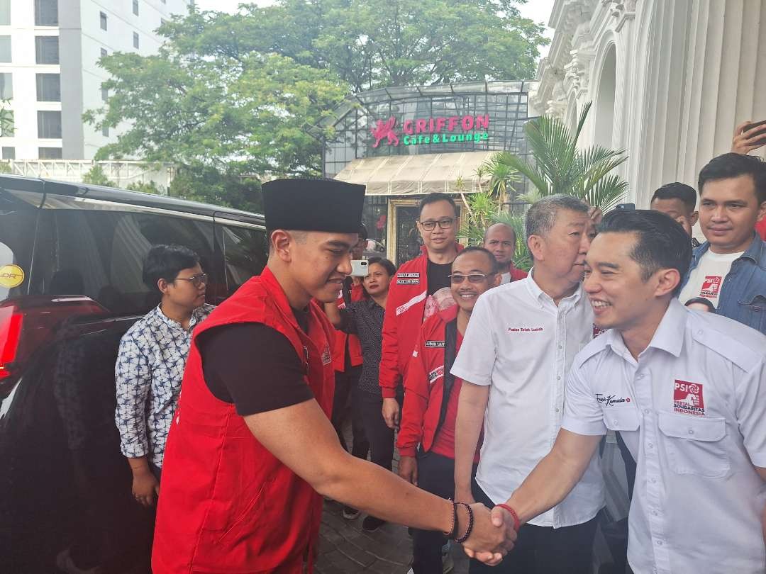 Ketua Umum DPP Partai Solidaritas Indonesia Kaesang Pangarep, saat menyalami Ketua DPW PSI Surabaya Erick Komala, pada suatu kesempatan di Surabaya. (Foto: Julianus Palermo/Ngopibareng.id)