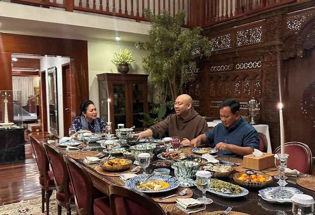 Prabowo Subianto menikmati buka puasa pertama dengan anak dan mantan istrinya, Titiek Soeharto. (Foto: Instagram @prabowo)