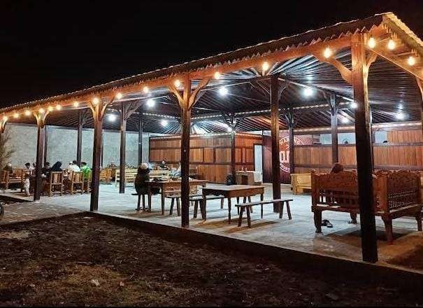 Salah satu kafe di kawasan Pelabuhan Tanjung Tembaga, Kota Probolinggo. (Foto: Ikhsan Mahmudi/Ngopibareng.id).