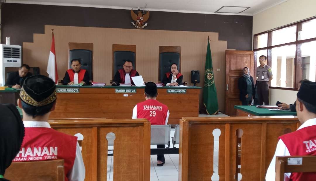 Suasana sidang pertama tersangka pembunuhan Sekretaris Desa (Sekdes) Sidonganti, Tuban (Khoirul Huda/Ngopibareng.id)