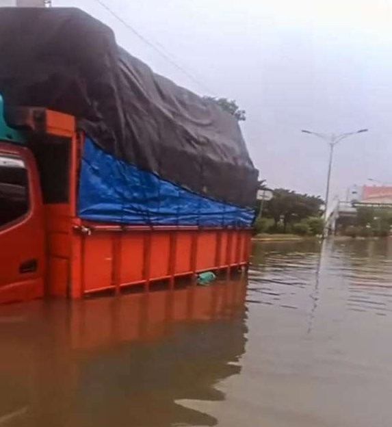 Jalur Pantura di Kecamatan Genuk, Kota Semarang banjir akibat hujan deras pada Rabu 13 dan Kamis 14 Maret 2024. (Foto: Istimewa)
