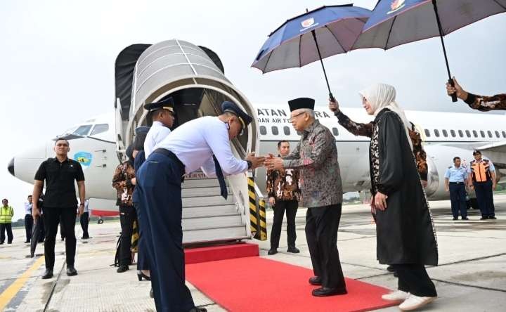 Wapres meninggalkan  Lanyd TNzi Halim Perdana Kusuma menuju Riau ( foto: Setwapres)