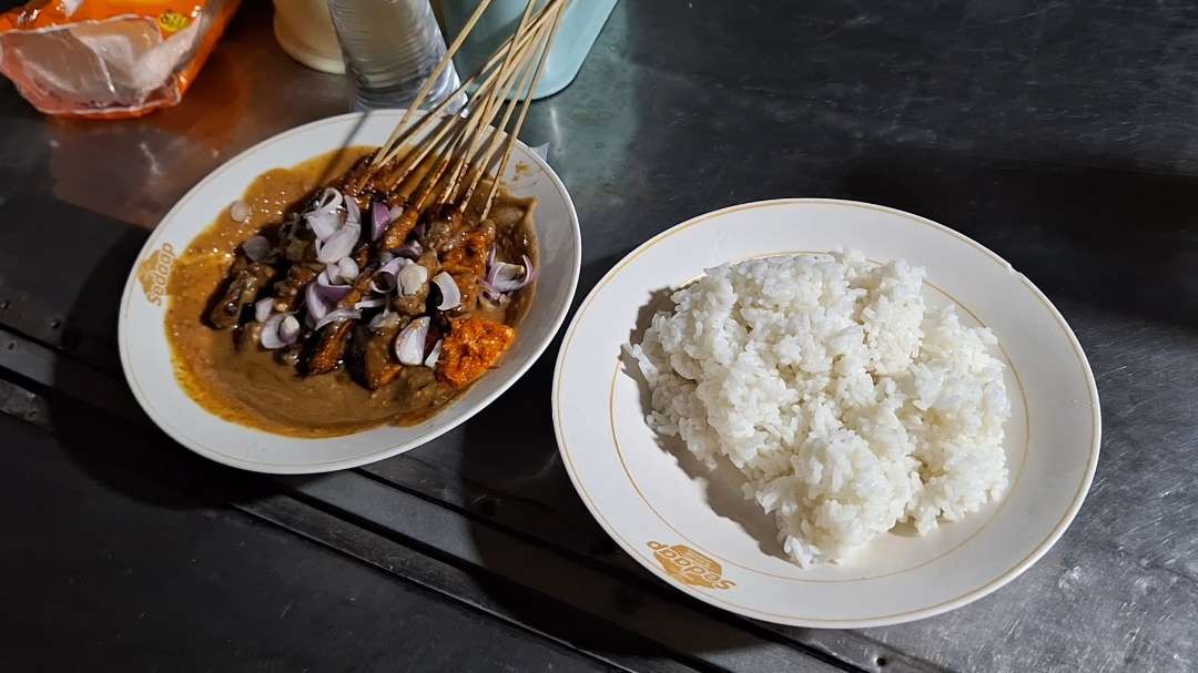 Menu andalan Sate Ayam Pak Roib, sepuluh tusuk sate ayam dengan nasi putih hangat. (Foto: Julianus Palermo/Ngopibareng.id)