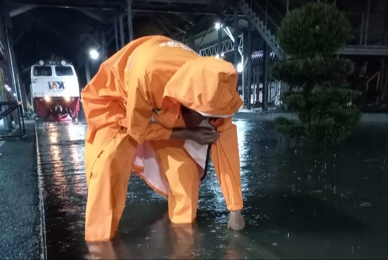 Petugas Kereta Api saat mengecek kondisi rel yang terendam banjir. (Foto: Dok PT KAI)