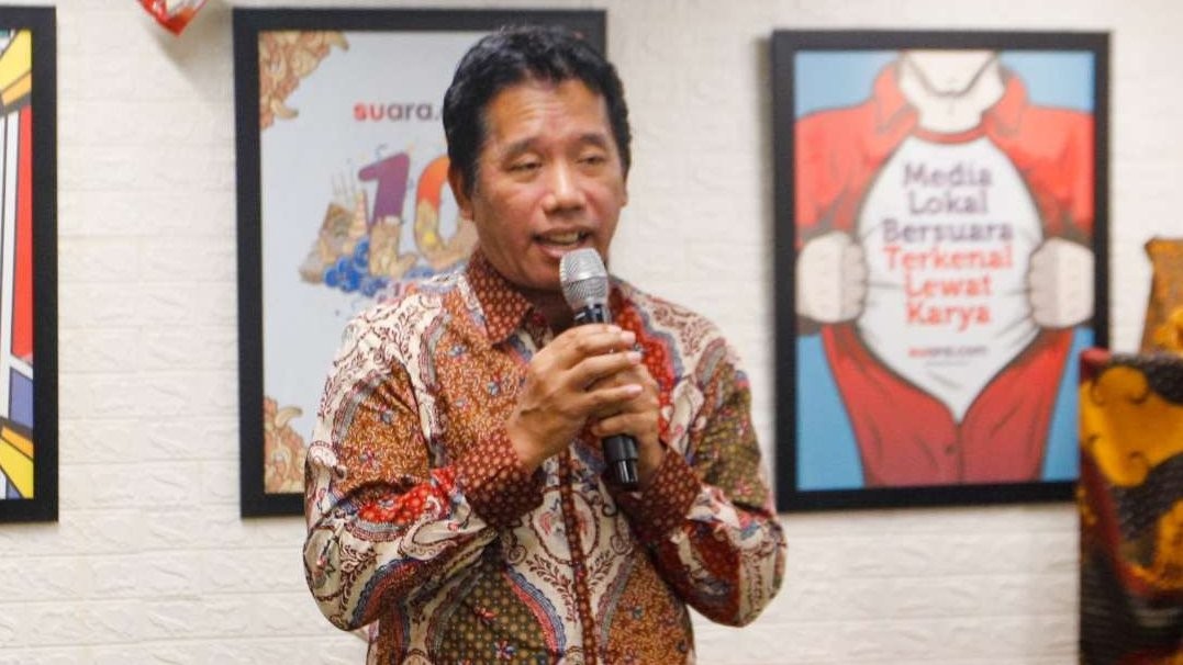 CEO PT Arkadia Digital Media Tbk Suwarjono saat memberikan sambutan peluncuran Local Media Community (LMC). Peluncuran ini berbarengan dengan satu dekade Suara.com. (Foto: Suara.com)