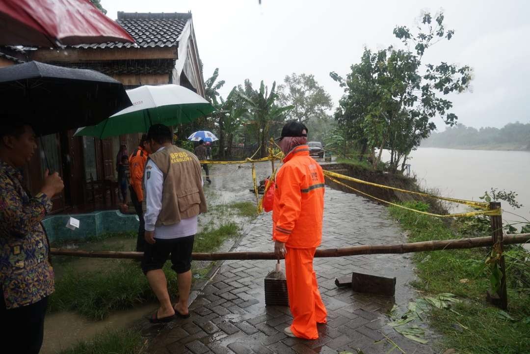 Bupati Blora Arief Rohman saat meninjjau Tebing Bengawan Solo Longsor, di Desa Panolan Kecamatan Kedungtuban.