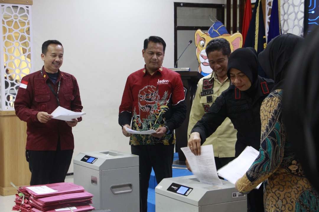 Kakanwil Kemenkumham Jatim, Heni Yuwono dan Kepala Imigrasi Malang, Galih Priya Kartika Perdhana di Kantor Imigrasi Malang Kanwil Kemenkumham Jatim melakukan pemusnahan belasan ribu berkas arsip fisik hari ini 15 Maret 2024.(Foto: dok. Kemenkumham Jatim)