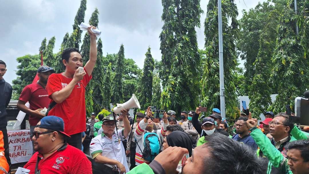 Humas Perhimpunan Driver Online Indonesia Jawa Timur, Daniel Lukas Rorong, saat memimpin unjuk rasa para pengemudi ojol di Apartemen Puncak Kertajaya, Sukolilo, Surabaya. (Foto: Julianus Palermo/Ngopibareng.id)