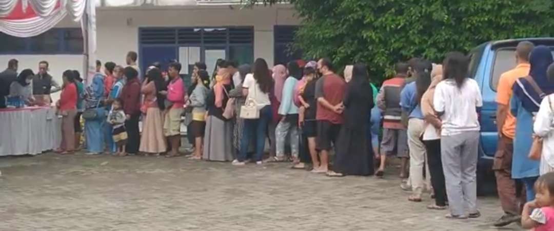 Warga Rela antre demi mendapatkan paket Sembako murah (Fendi Lesmana/ngopibareng.id)