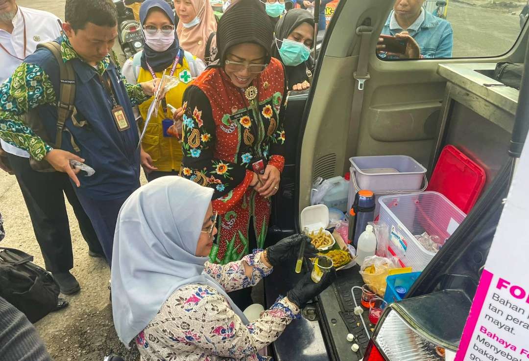 Kepala Dinkes Sidoarjo saat sidak mamin takjil di Gading Fajar (foto :Aini/Ngopibareng.id)