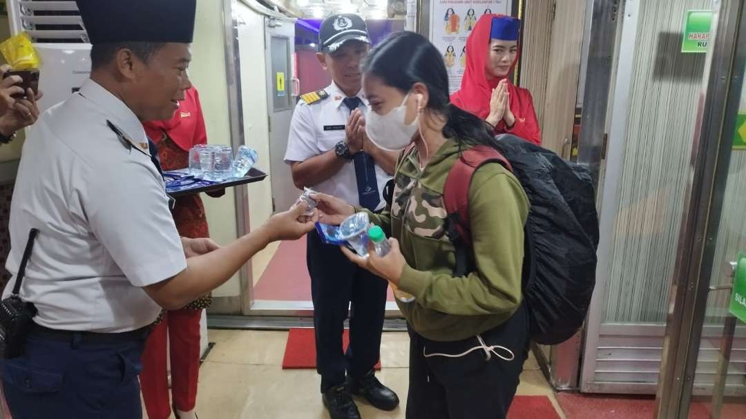 Penumpang Kapal KMP Wicitra Dharma III mendapatkan takjil gratis dari petugas kapal (foto: Muh Hujaini/Ngopibareng.id)