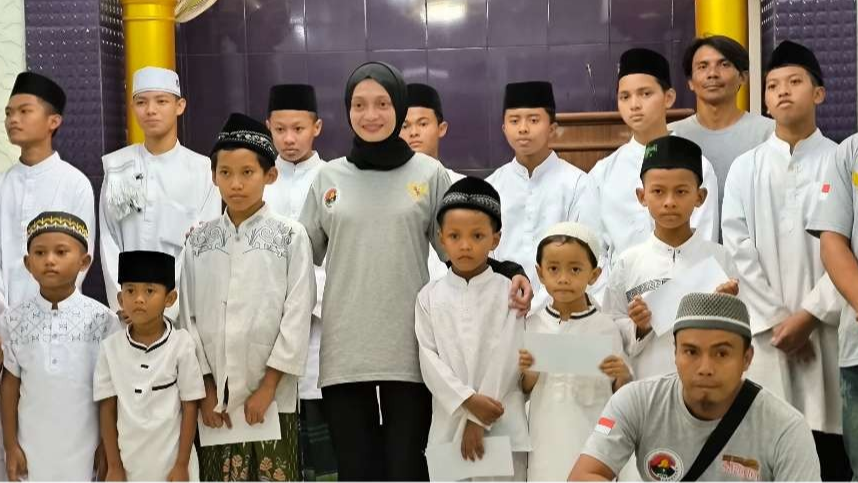 Relawan Suket Teki Nusantara (RSTN) melaksanakan kegiatan bakti sosial berbagi dengan anak yatim piatu. Kegiatan kali ini dilakukan di Mojoroto.  (Foto: Fendi Lesmana/ngopibareng.id)