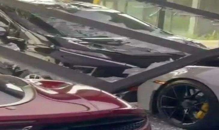 Adu banteng Mitsubishi Xpander vs Porsche di showroom mobil PIK 2, Tangerang, Rabu 13 Maret 2024. (Foto: Istimewa)