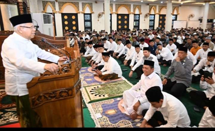 Wakil Presiden (Wapres) Ma'ruf Amin tausiah di depan jemaah Masjid Besar Al Uswah, Jalan DI Panjaitan Tanjung Pinang, Riau. (Foto: Setwapres)