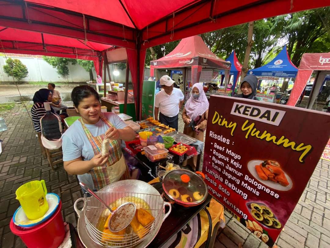 Salah satu lapak penjualan kua di pasar Ramadan Depan Gedung Wanita Banyuwangi (foto: istimewa)