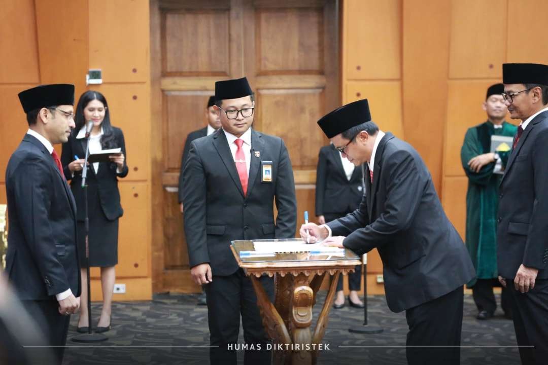 Menteri Pendidikan, Kebudayaan, Riset, dan Teknologi (Mendikbudristek) Nadiem Anwar Makarim melantik Abdul Haris, sebagai Direktur Jenderal Pendidikan Tinggi, Riset, dan Teknologi (Dirjen Diktiristek). Wakil Rektor Universitas Indonesia Nizam yang memasuki masa pensiun. ( Foto: Dikti)