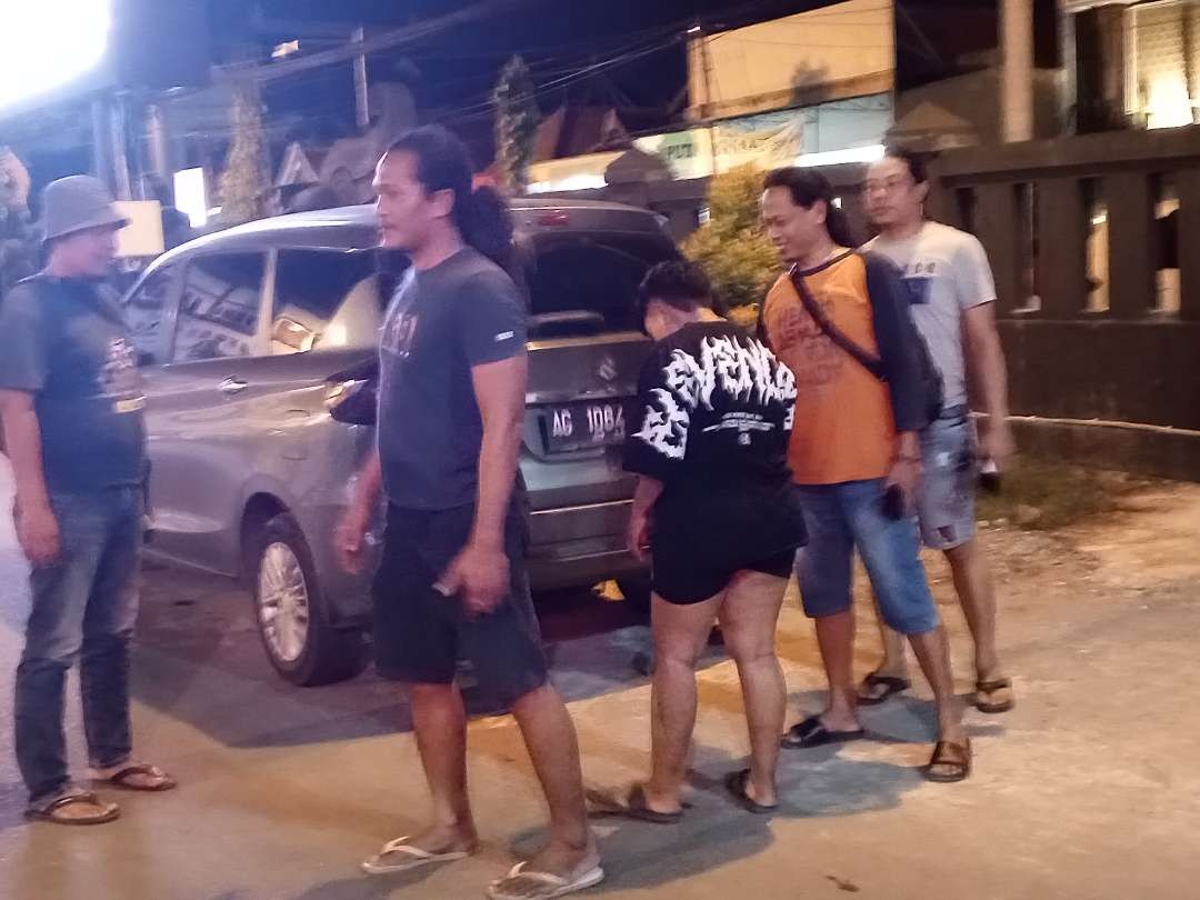 Tersangka MF alias Didi Mangggala saat dibawa ke Mapolres Lamongan. (Foto: Imron Rosidi/Ngopibareng.id)