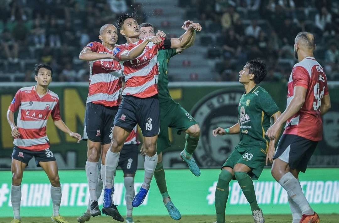 Derby Jatim, Persebaya Surabaya vs Madura United di Stadion Gelora Bung Tomo (GBT) Surabaya, pekan ke-29 Liga 1 2023/2024, Rabu 13 Maret 2024.