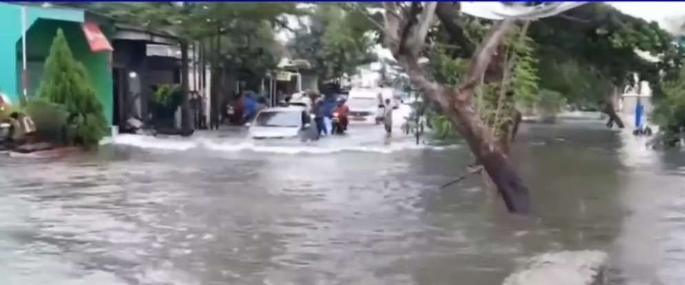 Tanggul Sungai Wulan jebol menyebabkan banjir Demak meluas, Minggu 17 Maret 2024. (Foto: Istimewa)