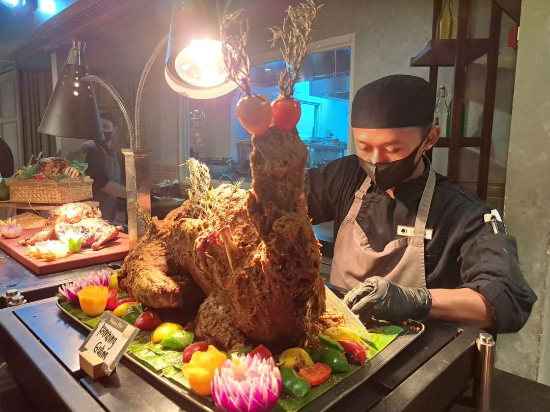 Hidangan kambing guling, salah satu menu paket buka puasa bersama (bukber) di DoubleTree by Hilton Surabaya. (Foto: Pita Sari/Ngopibareng.id)