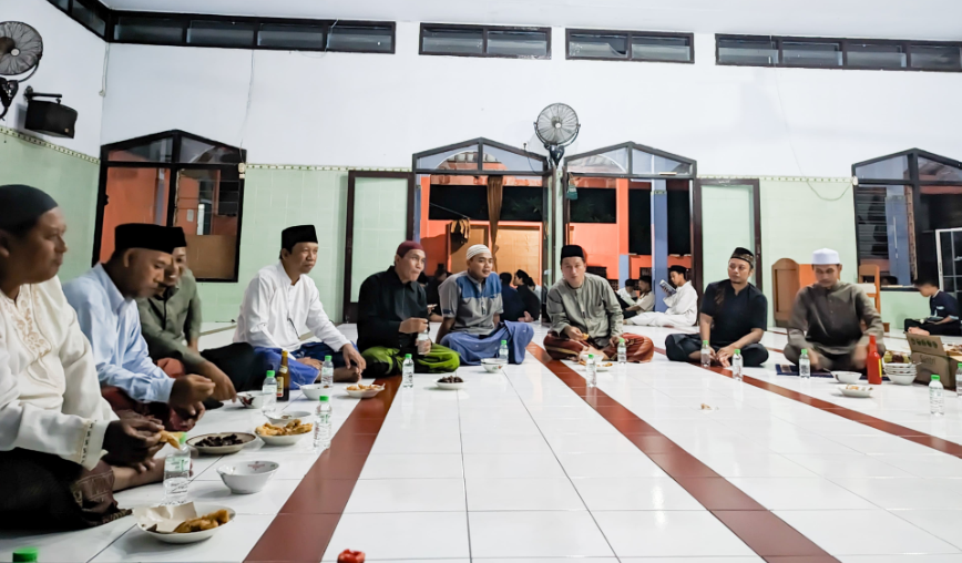 Perangkat Desa Tukum saat berkunjung ke Masjid Assyafi'iyah Dusun Krajan, Sabtu 16 Maret 2024. (Foto: Kominfo Lumajang)