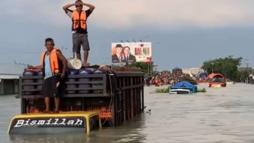 Banyak truk terjebak banjir di Jalur Pantura Demak-Kudus, Jawa Tengah, Minggu 17 Maret 2024. (Foto: Instagram BPBD Jateng)